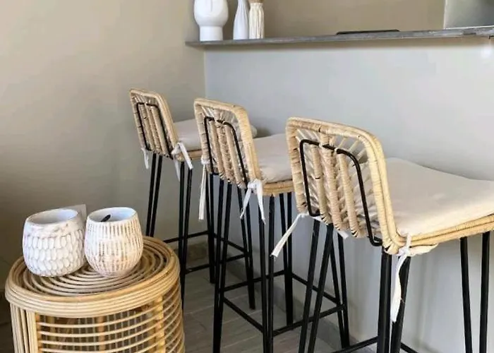 Luxury One Bedroom Apartment *