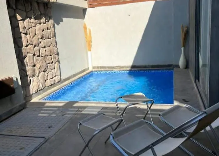 Luxury One Bedroom Apartment *